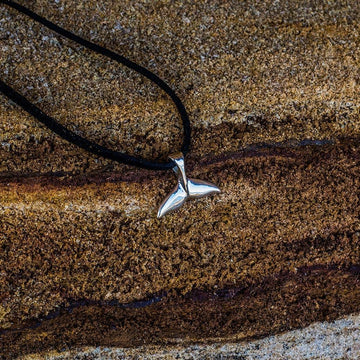 Their love could fill an entire ocean (Pendant)