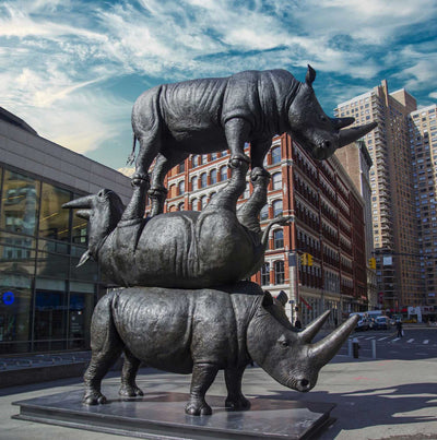 Samec Sudán, samice Nájin a Fatu. V New Yorku odhalili sochu tří nosorožců ze Dvora Králové